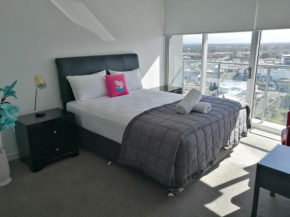 Three-Bedroom Apartment with Amazing View near Surfers Paradise